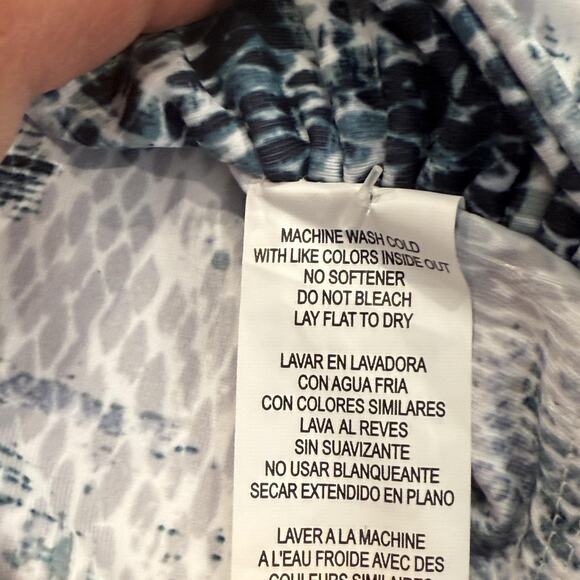 Fabletics Kenzie Sports Bra Womens Medium Snake Print Peek-A-Boo Performance NWT - Picture 3 of 10